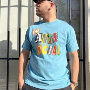 Remera Antisocial // celeste